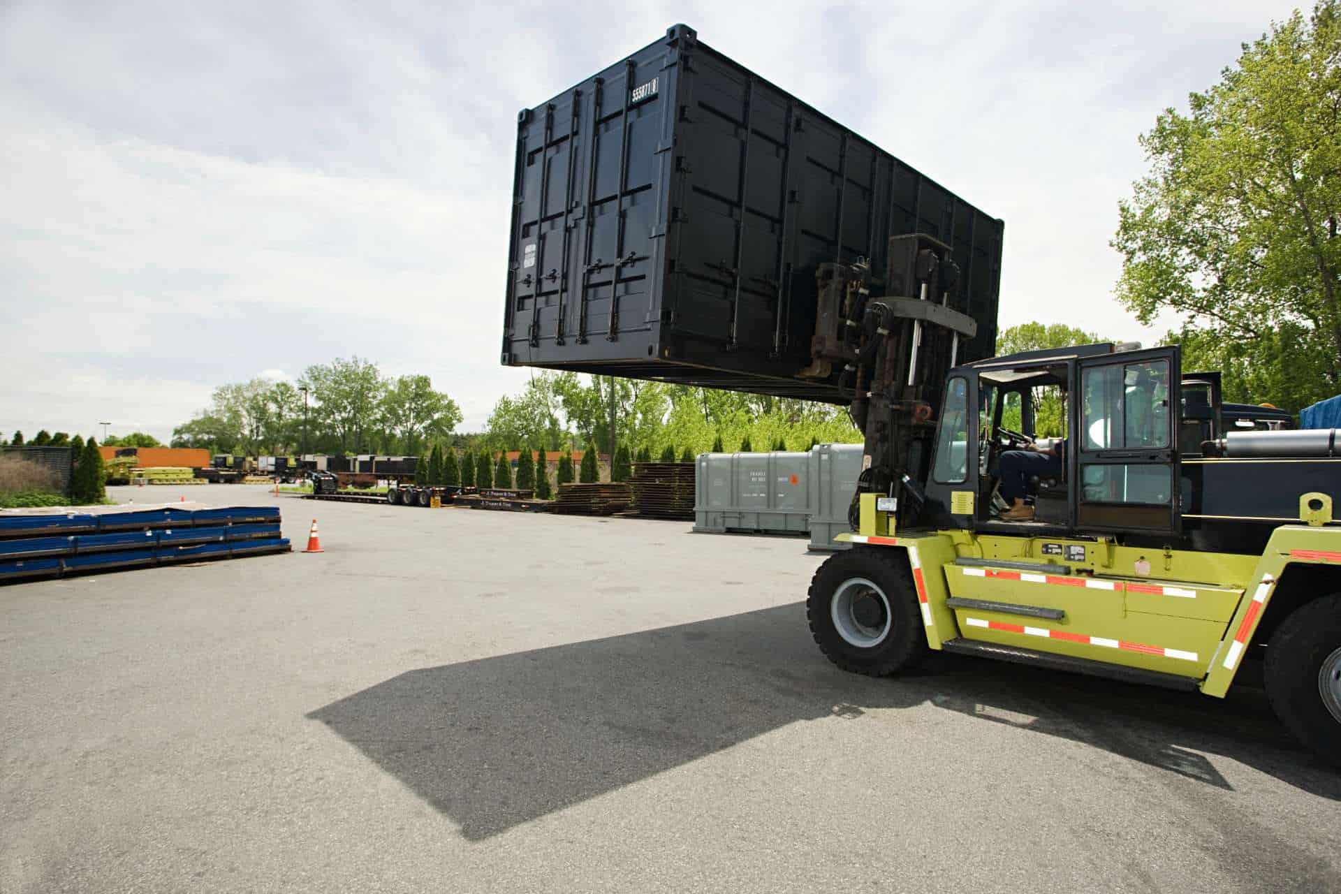 Containeropbevaring som bliver flyttet