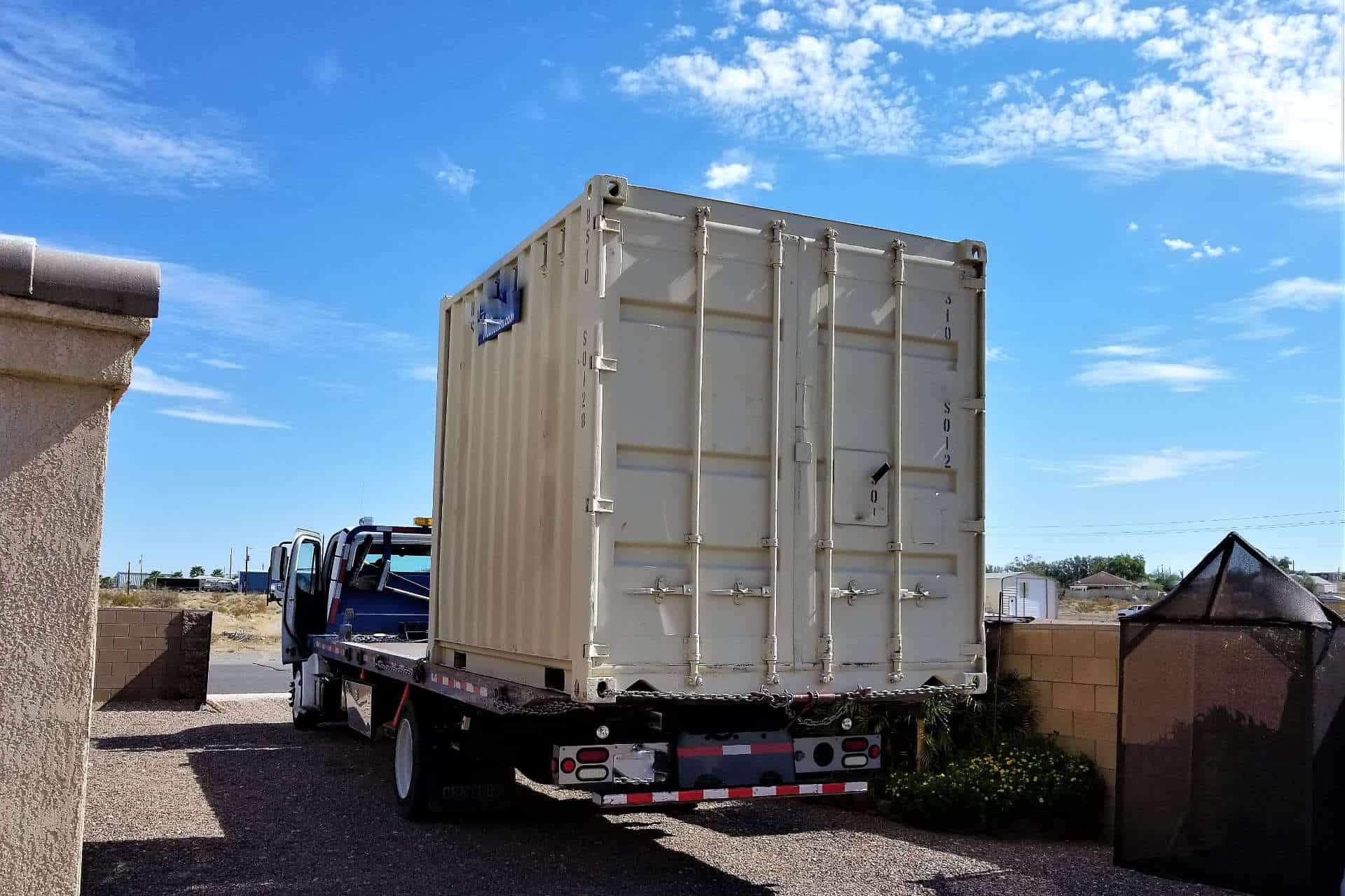 Containerudlejning som er ved at blive kørt ud til kunden